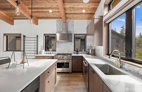 Cle Elum Ski Chalet | 5 King Beds on Golf Course with a VIEW 0.6 mile walk to Winery!