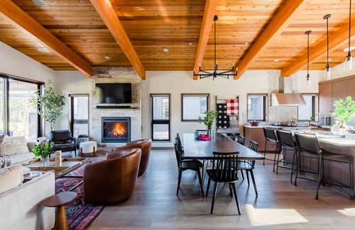 Cle Elum Ski Chalet | 5 King Beds on Golf Course with a VIEW 0.6 mile walk to Winery!