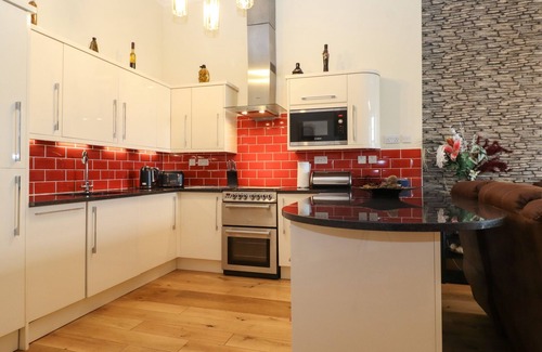 Thornthwaite Cottage | 5 LADSTOCK HALL, character holiday cottage, with a garden in Keswick