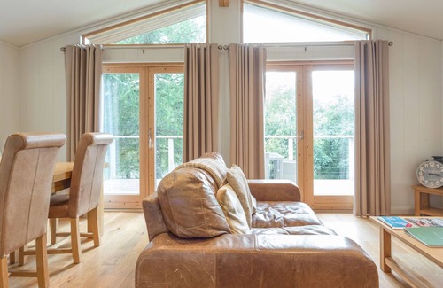 Looe House | 5 LAKE VIEW, family friendly, with hot tub in Lanreath