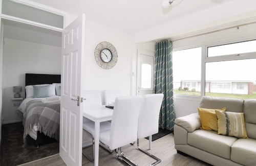 Great Yarmouth House | 5* Light & Airy Chalet 5min walk 2 beach nr BroadsSunbeach Chalets 143 a contemp