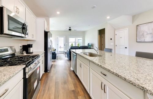 Opelika House | 5 Mi to Auburn University: Sleek Townhome w/Patio