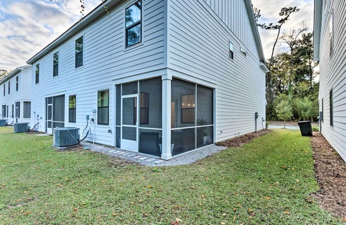 Spanish Wells House | 5 Mi to Beach: HHI Townhome w/Screened Porch