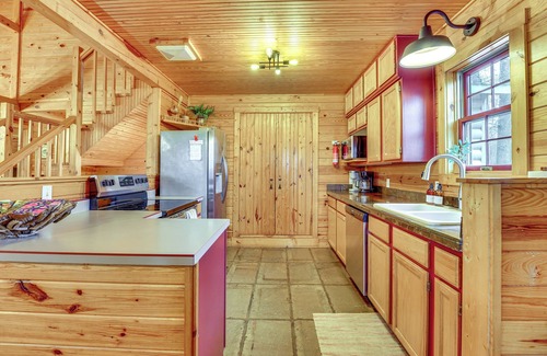 Eureka Springs Cabin | 5 Mi to Beaver Lake: Family Cabin w/Game Room