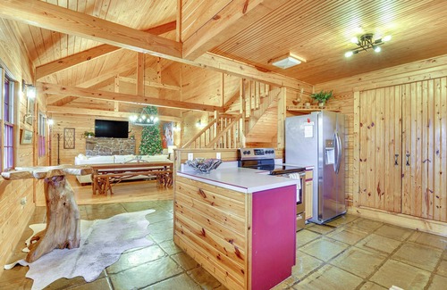 Eureka Springs Cabin | 5 Mi to Beaver Lake: Family Cabin w/Game Room