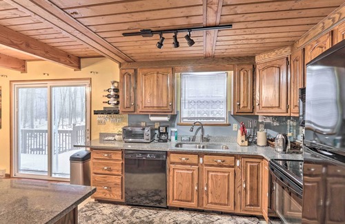 Henryville House | 5 Mi to Camelback: Henryville Home w/Hot Tub!
