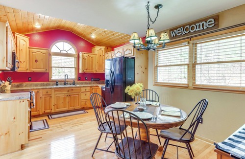 Murphy Cabin | 5 Mi to Cherokee Lake: Pet-Friendly Cabin w/Deck!