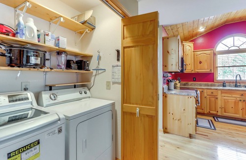 Murphy Cabin | 5 Mi to Cherokee Lake: Pet-Friendly Cabin w/Deck!