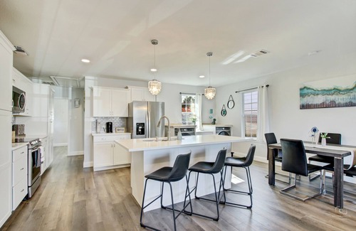 Cedar Crest House | 5 mi to Downtown! Backyard! Near DFW Airport! Long Stay Discounts! King Bed!