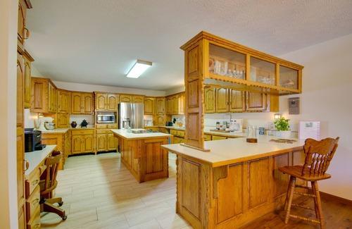 Waynesville House | 5 Mi to Dtwn Waynesville: 4-Acre Group Getaway!