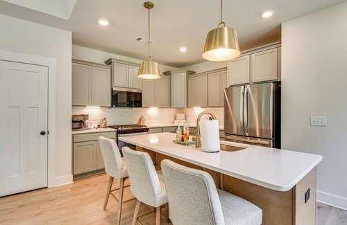 Central House | 5 Mi to Memorial Stadium & Beach: Modern Townhome