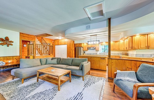 Paradise Estates Cabin | 5 Mi to Mt Rainier Nat’l Park: Cozy Cabin w/Deck!