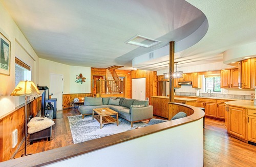 Paradise Estates Cabin | 5 Mi to Mt Rainier Nat’l Park: Cozy Cabin w/Deck!