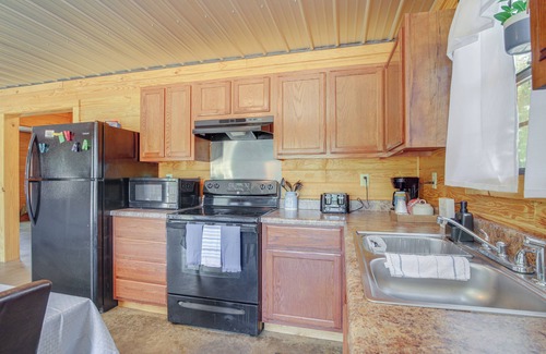 Sardis Cabin | 5 Mi to Sardis Lake: Pet-Friendly Cabin Rental