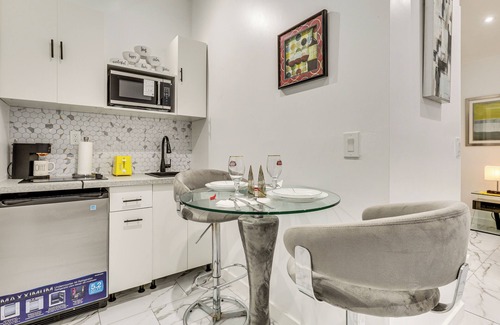 Sunrise Apartment | 5 Mi to Sawgrass Mills: Couple’s Retreat w/Patio