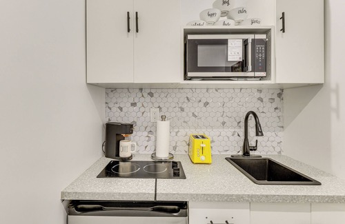 Sunrise Apartment | 5 Mi to Sawgrass Mills: Couple’s Retreat w/Patio
