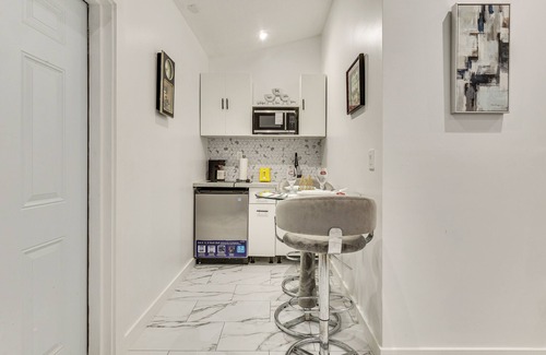 Sunrise Apartment | 5 Mi to Sawgrass Mills: Couple’s Retreat w/Patio