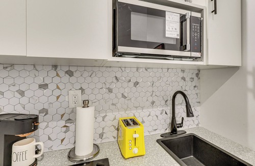 Sunrise Apartment | 5 Mi to Sawgrass Mills: Couple’s Retreat w/Patio