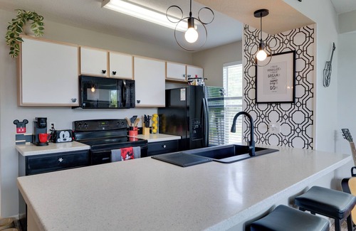 West Kissimmee Condo | 5 Mi to WDW: Resort-Style Condo w/Pool Access
