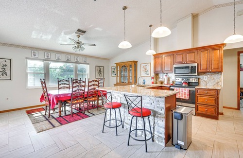 Spring Hill House | 5 Mi to Weeki Wachee: Spring Hill Home w/Lanai