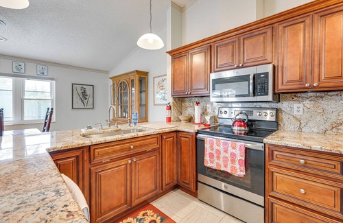 Spring Hill House | 5 Mi to Weeki Wachee: Spring Hill Home w/Lanai