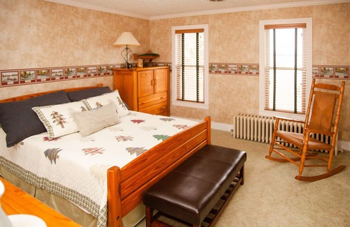 Sandusky Other | 5 miles from Lake Erie! Three bedroom, 2 bath, 2nd Floor Farmhouse