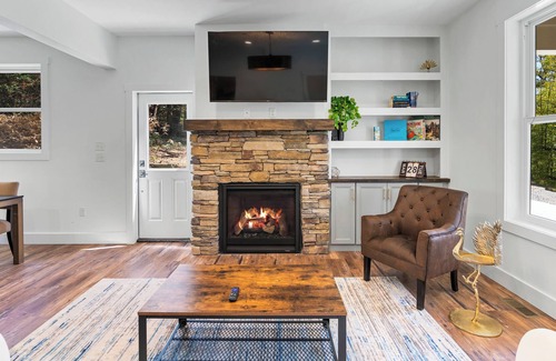 Asheville Cabin | 5 Miles to Downtown Asheville ~ With Hotub & Pet Friendly