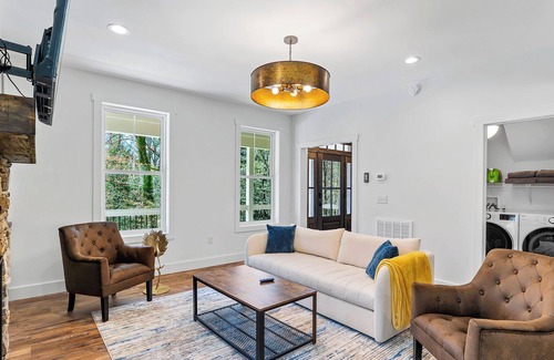 Asheville Cabin | 5 Miles to Downtown Asheville ~ With Hotub & Pet Friendly