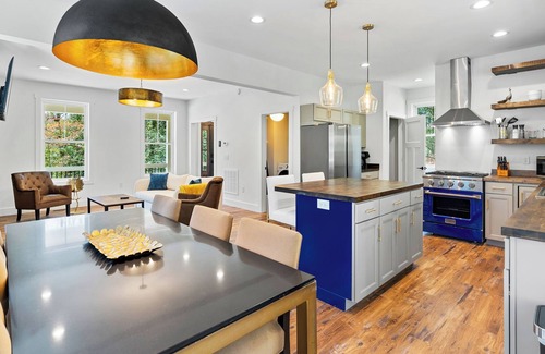 Asheville Cabin | 5 Miles to Downtown Asheville ~ With Hotub & Pet Friendly