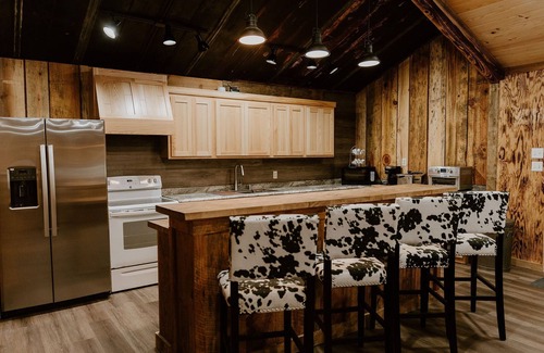Elliott Cabin | 5 min. from Grenada Lake! 3 bed room/Outside pavilion/Family size/fire pit