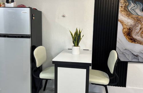 West Hollywood Apartment | 5 min. From The Guitar Charming 1-bedroom apartment with AC, WiFi in Hollywood