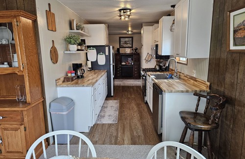Custer County House | 5 min from town, clean, comfortable, and quiet.