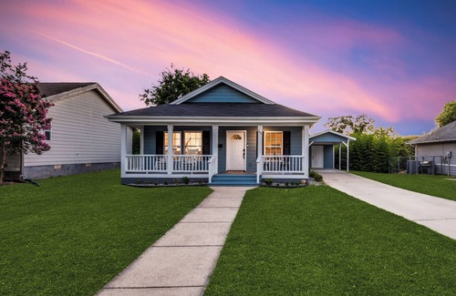 McKinney Cottage | 5 min. stroll to Downtown Mckinney! Family & Pet Friendly Cottage