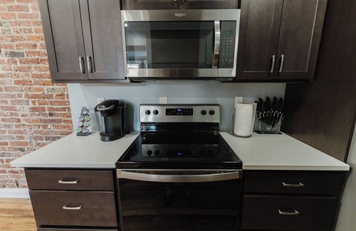 Downtown St. Louis Apartment | 5 min to Arch, Dome, Stadium, 2 BR 2 BA Sleeps 5, Historical exposed Brick Loft