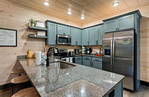 Pigeon Forge Cabin | 5 Min to Dolly w/Private Pool|Movie Room|Gameroom