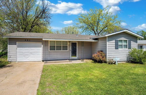 Lawton House | 5 Min to Fort Sill Military Base!-Free Hulu/Disney+ Fully equipped Kitchen
