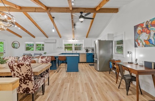 Wolf Laurel House | 5 Min to Hatley Pointe! Après Ski~HotTub~FirePit