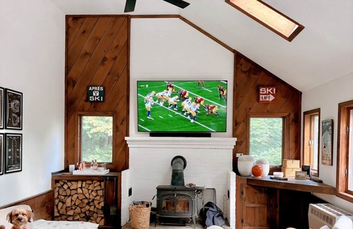 Central Vermont- Killington House | 5 Min to Lodges & Town; Arcade & Ping Pong Table; Hot Tub; Renovated
