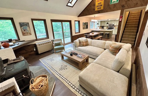 Central Vermont- Killington House | 5 Min to Lodges & Town; Arcade & Ping Pong Table; Hot Tub; Renovated
