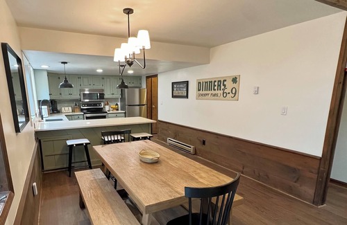 Central Vermont- Killington House | 5 Min to Lodges & Town; Arcade & Ping Pong Table; Hot Tub; Renovated