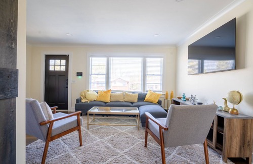 McFerrin Park House | *5 Min to Nissan-3 Mi to Broadway*-Private Backyard