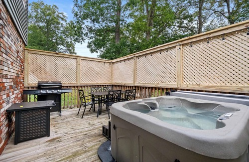 Summersville House | 5 min to Summersville Lake I Hot Tub I Game Room I Grill I Fire pit