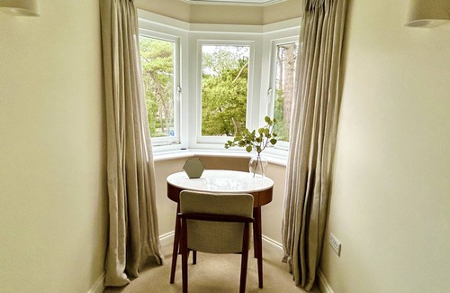 Canford Cliffs Apartment | 5 min to the beach! Outstanding location! Family friendly apartment nr Sandbanks