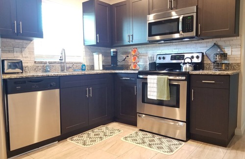 Carver City - Lincoln Gardens House | ✈5 Min to TPA ★Charming Home ★Netflix ✔Long Stays