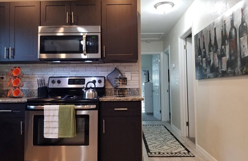 Carver City - Lincoln Gardens House | ✈5 Min to TPA ★Charming Home ★Netflix ✔Long Stays