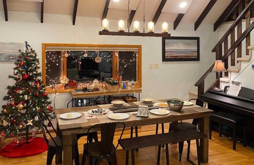 Pocono Lake Cottage | 5 min Walk to Beach - family friendly cottage with game room & deck