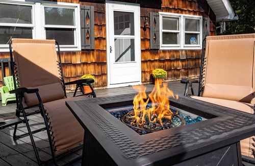 Pocono Lake Cottage | 5 min Walk to Beach - family friendly cottage with game room & deck