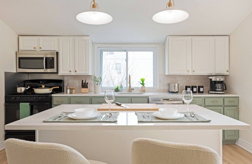 Little Ferry House | 5 Min Walk to Bus to NYC, In-Unit Laundry, Parking, Newly Renovated, Modern