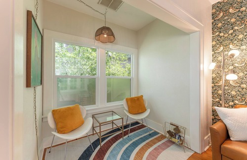 Roseburg Apartment | 5 min walk to downtown! Newly renovated with original hardwoods and clawfoot tub