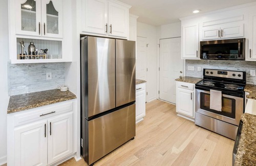 Mount Mourne House | 5 min Walk to DT Davidson| Firepit, Pet Friendly